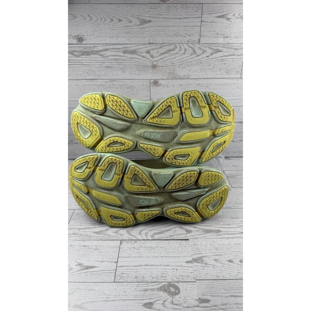 Hoka One One wear tread